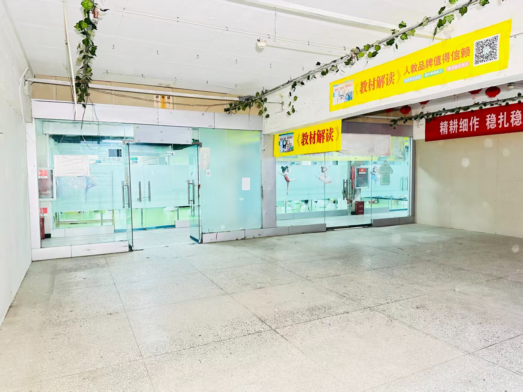 龙顾路提供写字楼、商铺、展示空间、直播间等多种面积选择，满足企业办公、研发、展示、运营等多元需求。