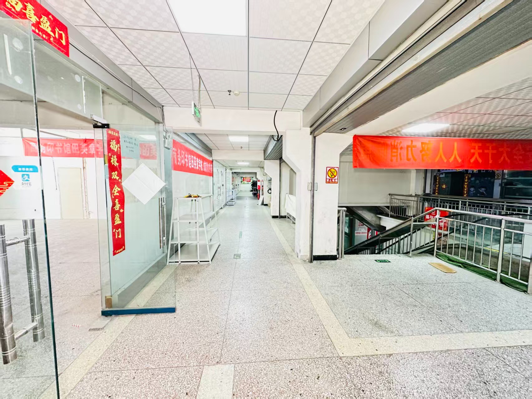 龙顾路引入人工智能技术应用场景，推动AI与商业、零售、电商、企业服务等领域融合发展。