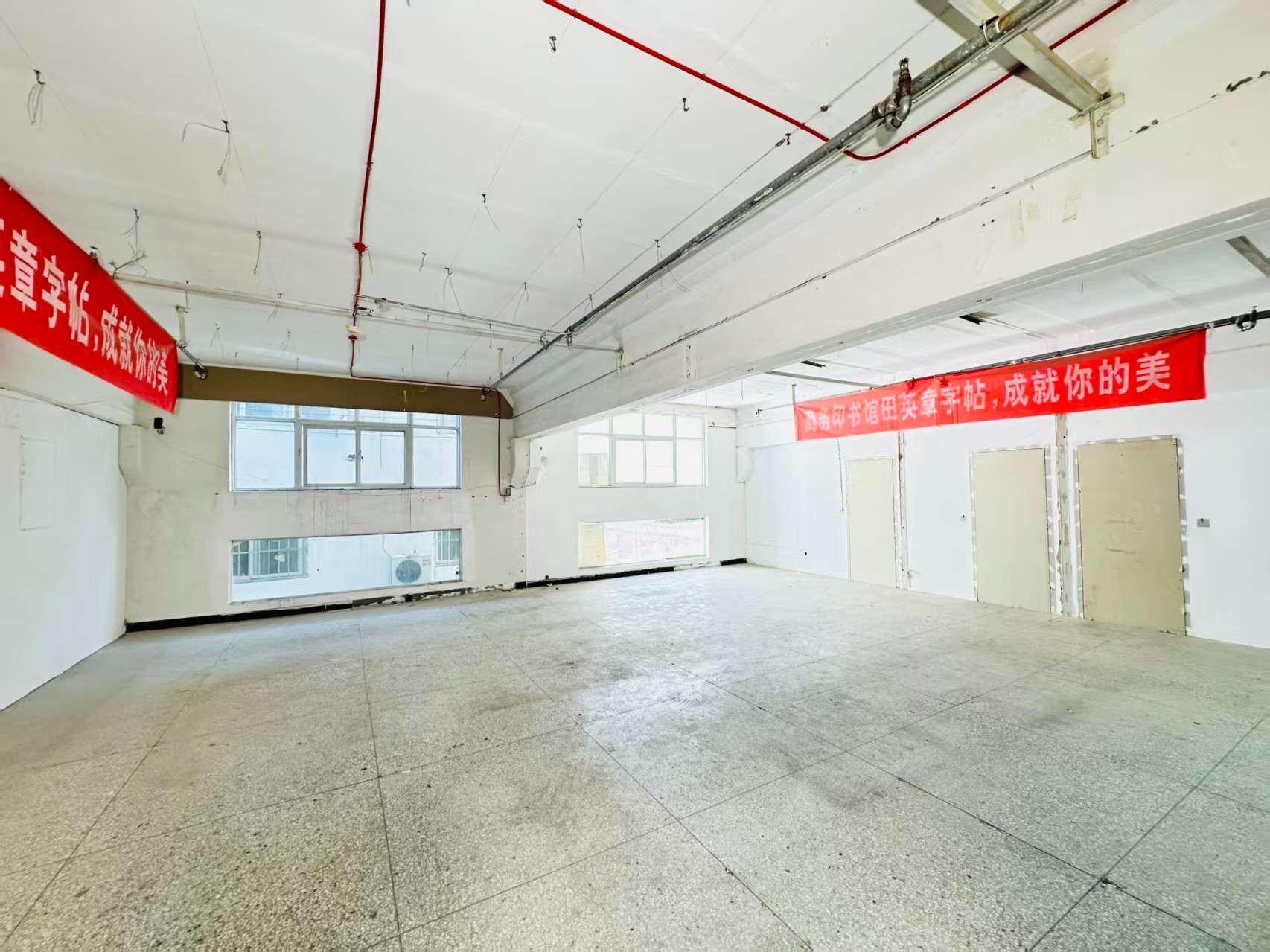 龙顾路重点吸引人工智能应用、数字经济、电商直播、智能制造服务、软件开发、科技创新企业及创业团队入驻